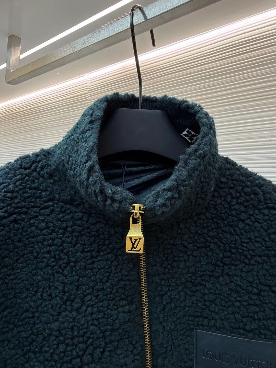 LOUIS VUITTON Teddy sheep wool blended suede tunic jacket ●Authentic product: Purchased and developed by 15881 ●Item number: 1681095-B70 ●Fabric: Lamb wool fabric ●Technology: Positioned cutting machine ●Version: Fitted version ●Weight: about 845 grams ●Size: S-M-L-XL ●Description: Made of high-quality lamb wool fabric, the fluff is fine and soft, rich to the touch, the fluff is tight and even, not easy to shed, ensuring the quality and durability of the jacket; the collar adopts a stand-up collar design, which has been treated with special technology to be stiff and stylish, which can protect the neck from cold wind; the brand on the zipper head The logo is exquisite and compact, adding to the beauty of the details; the brand leather patch on the left chest is made of high-quality material, and the embossed brand logo is clear and three-dimensional, with full texture, which enhances the recognition and high-end sense of the jacket; during the sewing process, the stitches are fine and even, especially the splicing of the lamb wool fabric, which is smooth and firm. The overall wiring is straight and delicate, the fabric is comfortable and soft, and the color is consistent without color difference. It can be matched with the same style to create a fashionable look and control various occasions. Customized accessories, complete with three standards, same style for men and women!
